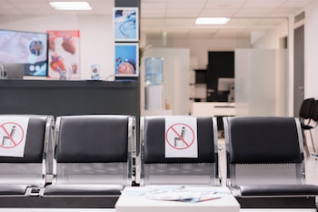 Una sala de espera de un hospital vacía (Magnific)