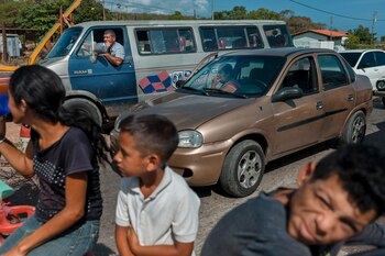 Conductores esperando en medio del