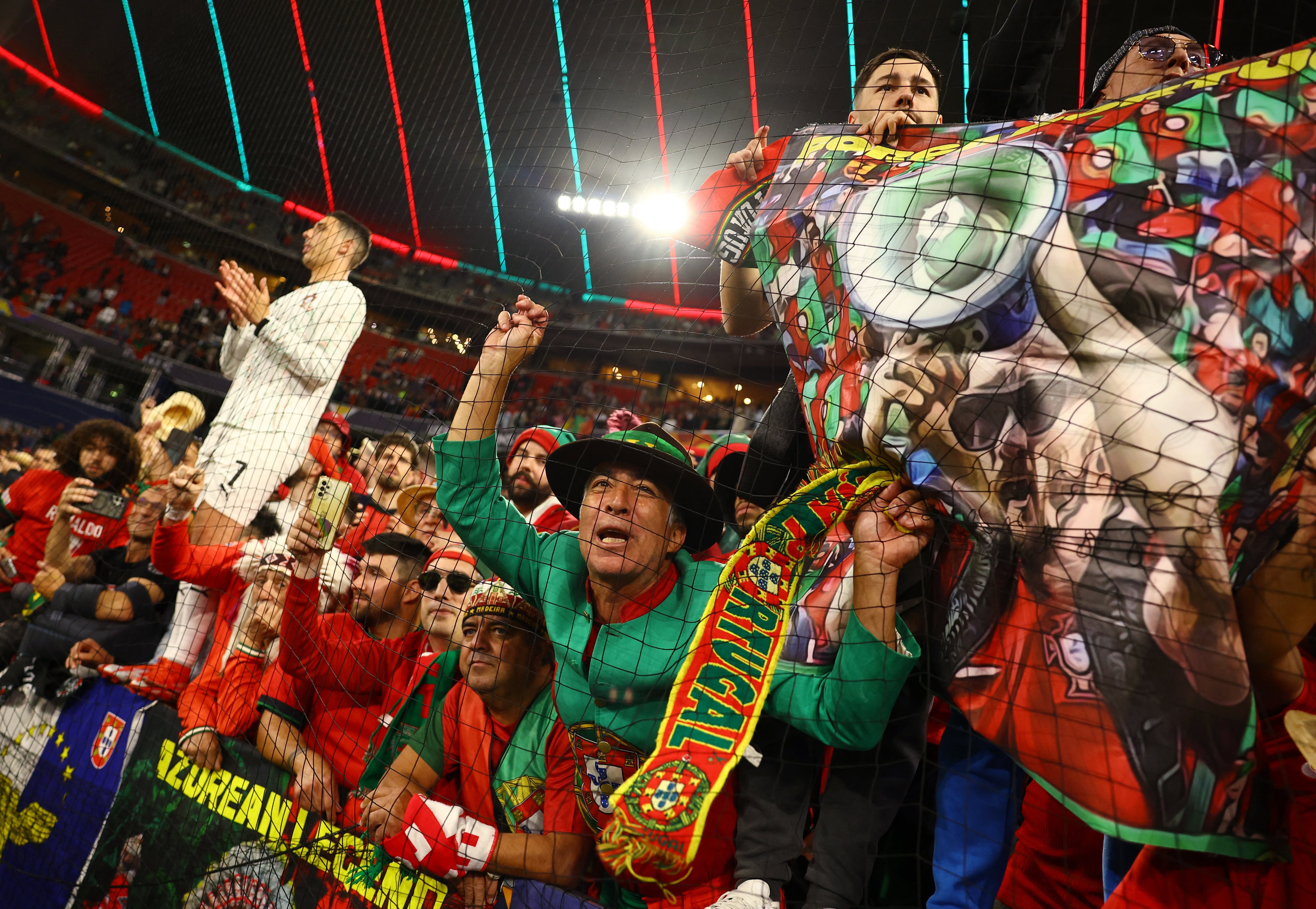 La locura de los hinchas lusos tras salir campeones (REUTERS/Kai Pfaffenbach)