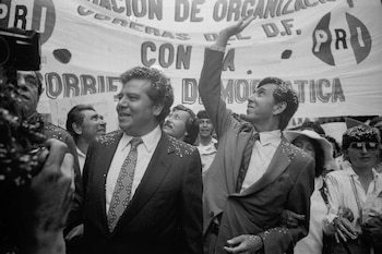 CIUDAD DE MÉXICO, 28OCTUBRE2026.- Familiares reportaron la muerte del Ingeniero Cuauhtémoc Cárdenas, fundador del PRD y excandidato Presidencial en 1988. Este día se cumplieron 28 años de la fundación del Partido de la Revolución Democrática (PRD). En la imagen, el 17 de septiembre de 1987 Cuauhtémoc Cárdenas y Porfirio Muñoz Ledo, marchan al Zócalo capitalino como parte de la "Movilización de las 100 horas".
FOTO: ARCHIVO /PEDRO VALTIERRA /CUARTOSCURO.COM