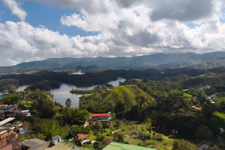 Desde la cima de la Piedra se observa el extenso cuerpo de agua y las numerosas islas que forman parte del paisaje - crédito Jimmy Nomesqui / Infobae