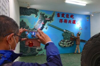 Un turista posa para las