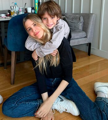 Guillermina Valdés y su hijo