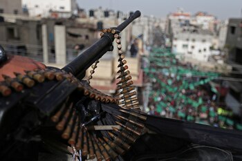 El arma de un hombre de seguridad palestino durante un mitin de Hamas en el sur de la Franja de Gaza (REUTERS/Ibraheem Abu Mustafa)
