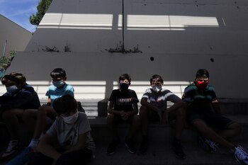 Alumnos con máscaras protectoras, se