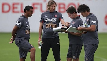 Ricardo Gareca junto al comando
