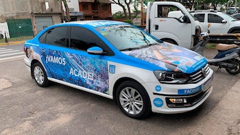 Los hinchas lo paran por