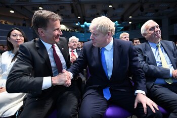Jeremy Hunt felicita a Boris Johnson en 2019 cuando fue anunciado como nuevo líder conservador. Ahora aspira a reemplazarlo (Reuters)