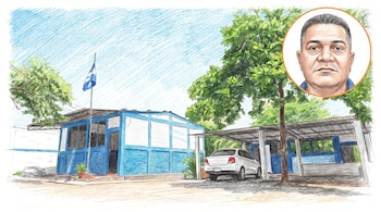 Ilustración de un edificio con paredes azules y blancas, una bandera hondureña en un asta, un coche blanco estacionado y un retrato de un hombre en un círculo naranja.