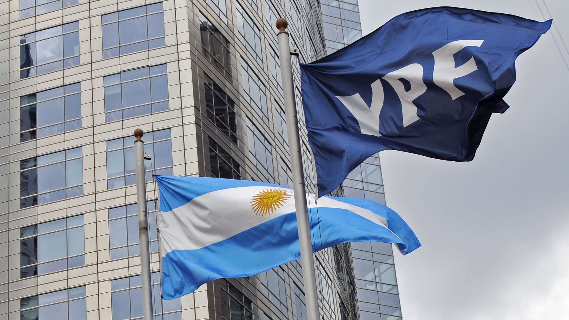 La aplicación de YPF permite comprar y vender acciones de la compañía en el horario de mercado, de 10:30 a 17 horas