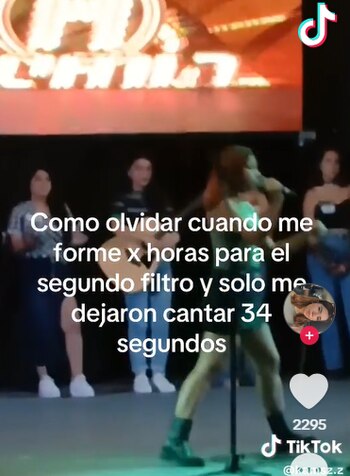 Con gesto serio, la joven