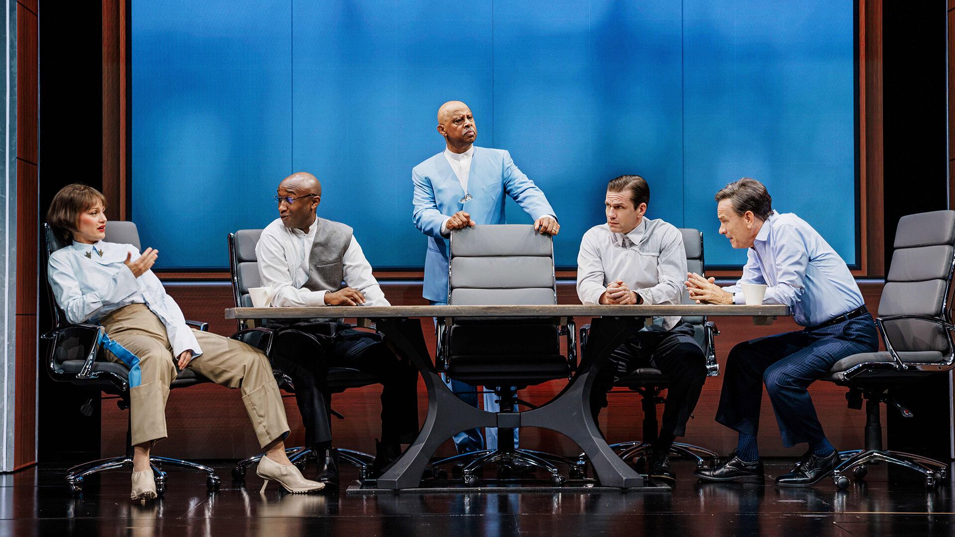 El personaje de Tom Hanks, CEO de una empresa futurista, utiliza el viaje temporal como excusa para revivir un romance en el pasado