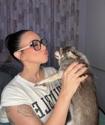 Jimena Sánchez y su perrita Ramonita