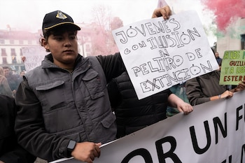 Manifestante porta una pancarta con lema 'Jóvenes con ilusión en peligro de extinción' durante una tractorada, a 16 de enero de 2026, en Oviedo, Asturias