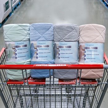 El cierre temporal afecta no únicamente al acceso a productos cotidianos, sino que influye también servicios asociados como farmacias, ópticas y estaciones de gasolina dentro de las sucursales. Foto: Instagram @costco
