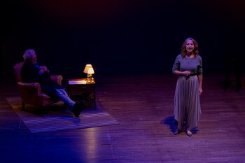 A la izquierda del roble,