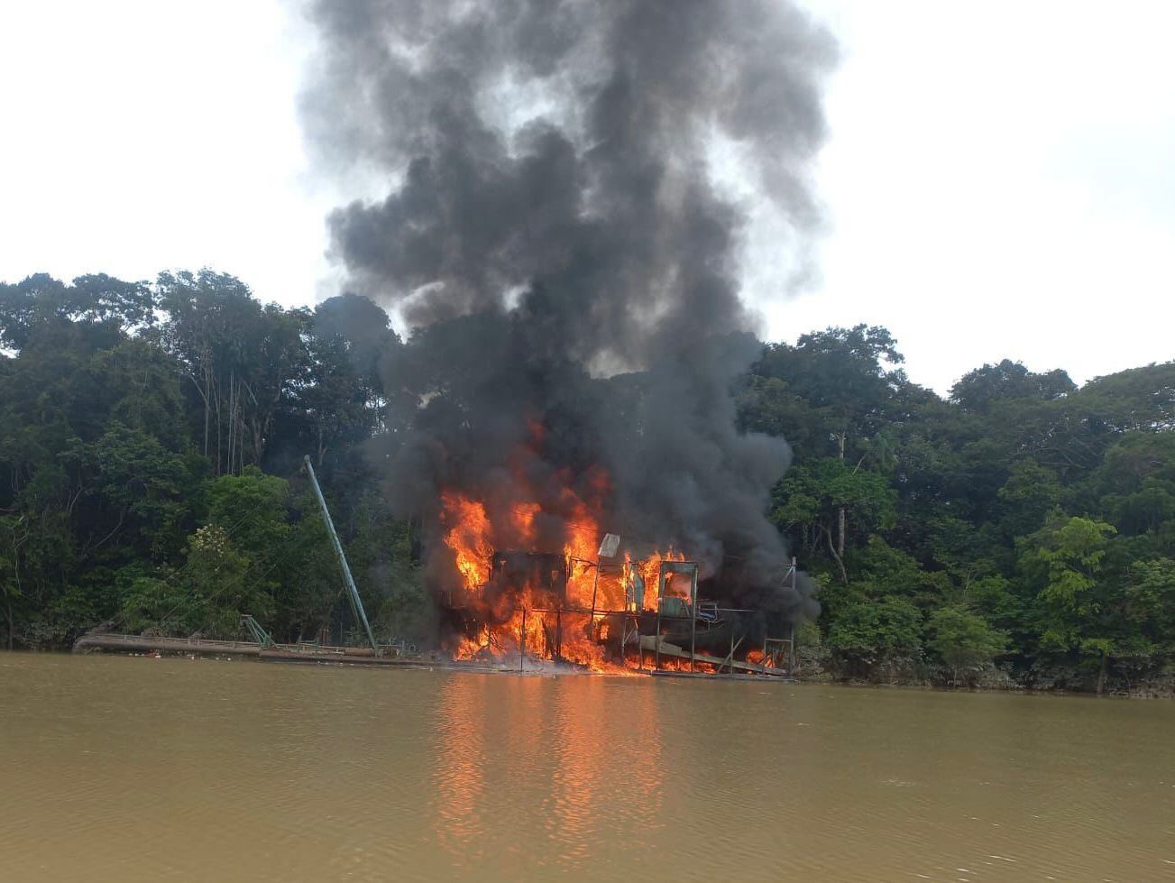 El grupo armado dejará de recibir cerca de 25 millones de dólares anuales tras la destrucción de su infraestructura minera ilegal en la frontera colombo-brasilera - crédito Ejercito Nacional