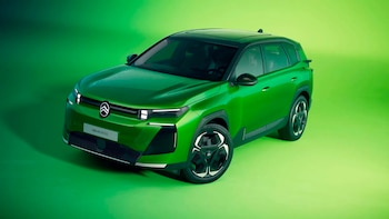 SUV Citroën C5 Aircross de color verde brillante, con techo negro y detalles modernos, estacionado sobre un fondo verde degradado