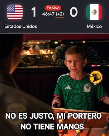Marcador con resultado entre Estados Unidos y México arriba de un niño con la camiseta mexicana ante un futbolito con texto superpuesto
