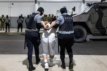 Guardias penitenciarios salvadoreños escoltan a