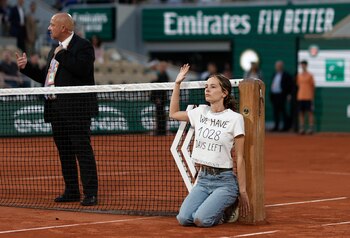 Una activista climática interrumpió la semifinal de Roland Garros entre Casper Ruud y Marin Cilic (Foto: REUTERS)