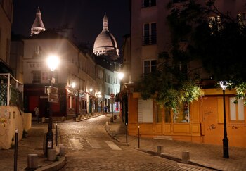 Una calle vacía en Montmartre,