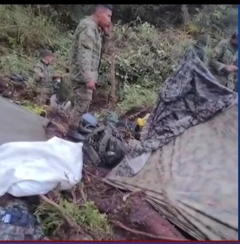 terreno. La tripulación dejó provisiones y motosierras para que los soldados despejaran un espacio que facilitara la extracción aérea - crédito captura de pantalla Noticias Caracol