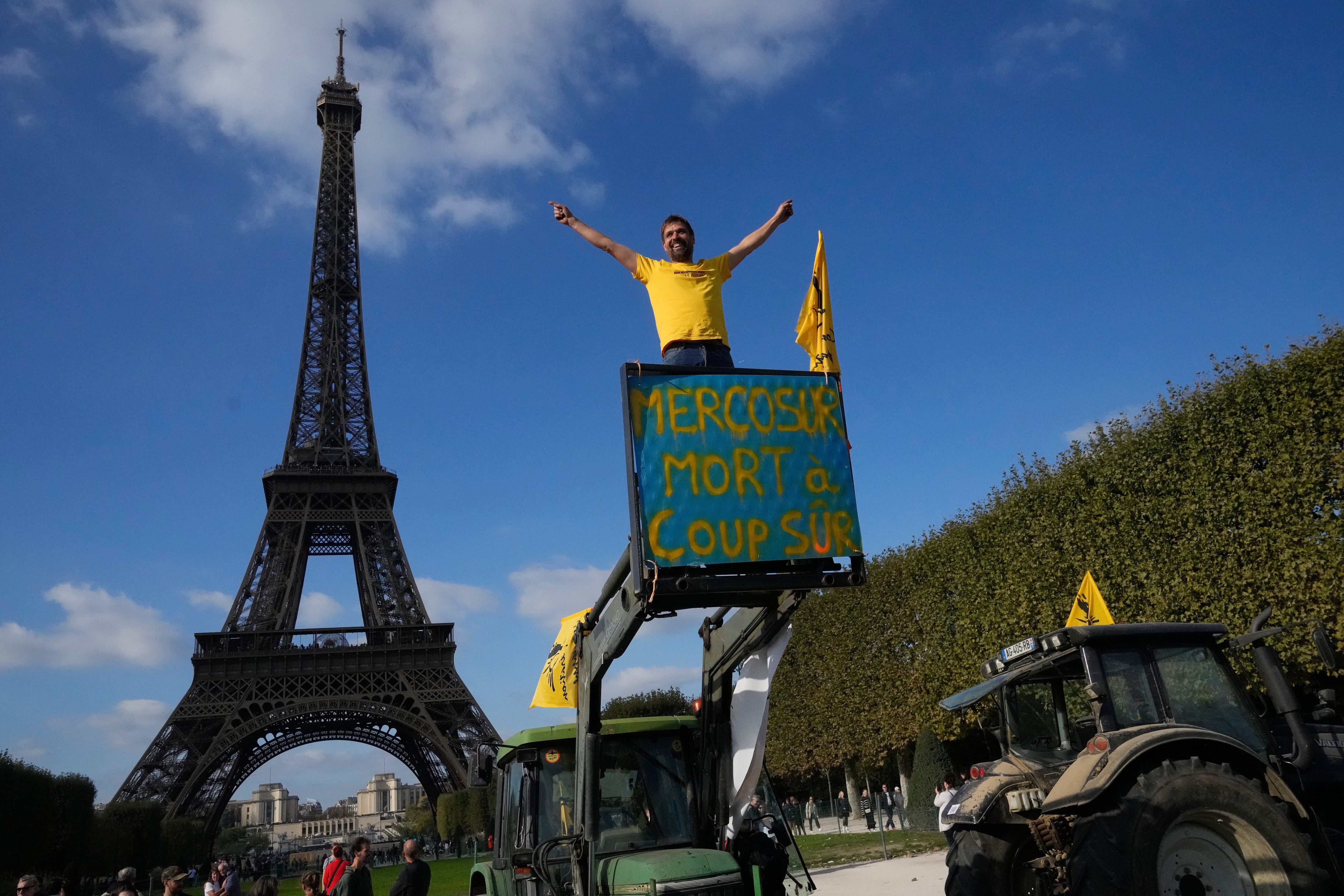 La protesta de agricultores franceses contra el acuerdo de libre comercio entre la Unión Europea y el Mercosur, en París, el 14 de octubre del 2025. (AP foto/Michel Euler)