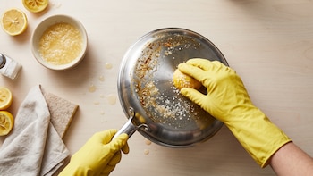 El truco con limón y sal para limpiar utensilios con residuos de grasa