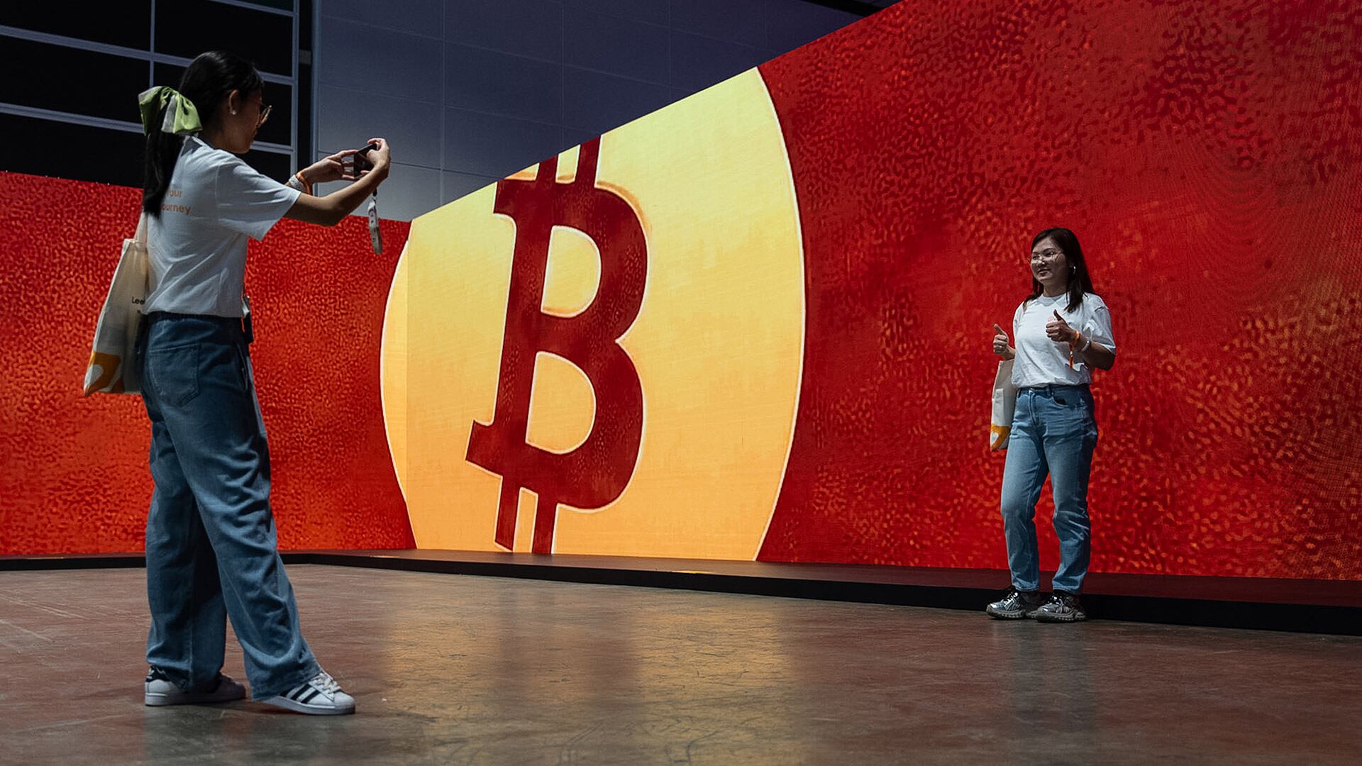 El valor total de Bitcoin cayó en unos USD 600.000 millones desde su máximo de octubre (Chan Long Hei/Bloomberg)