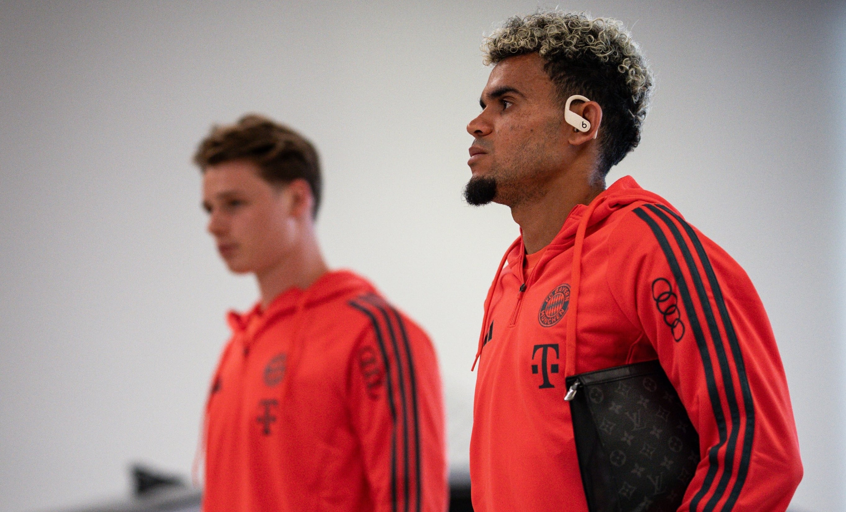 La preparación psicológica permite a los futbolistas gestionar la ansiedad y mantener la claridad en instancias clave del juego (crédito @FCBayernES/X)