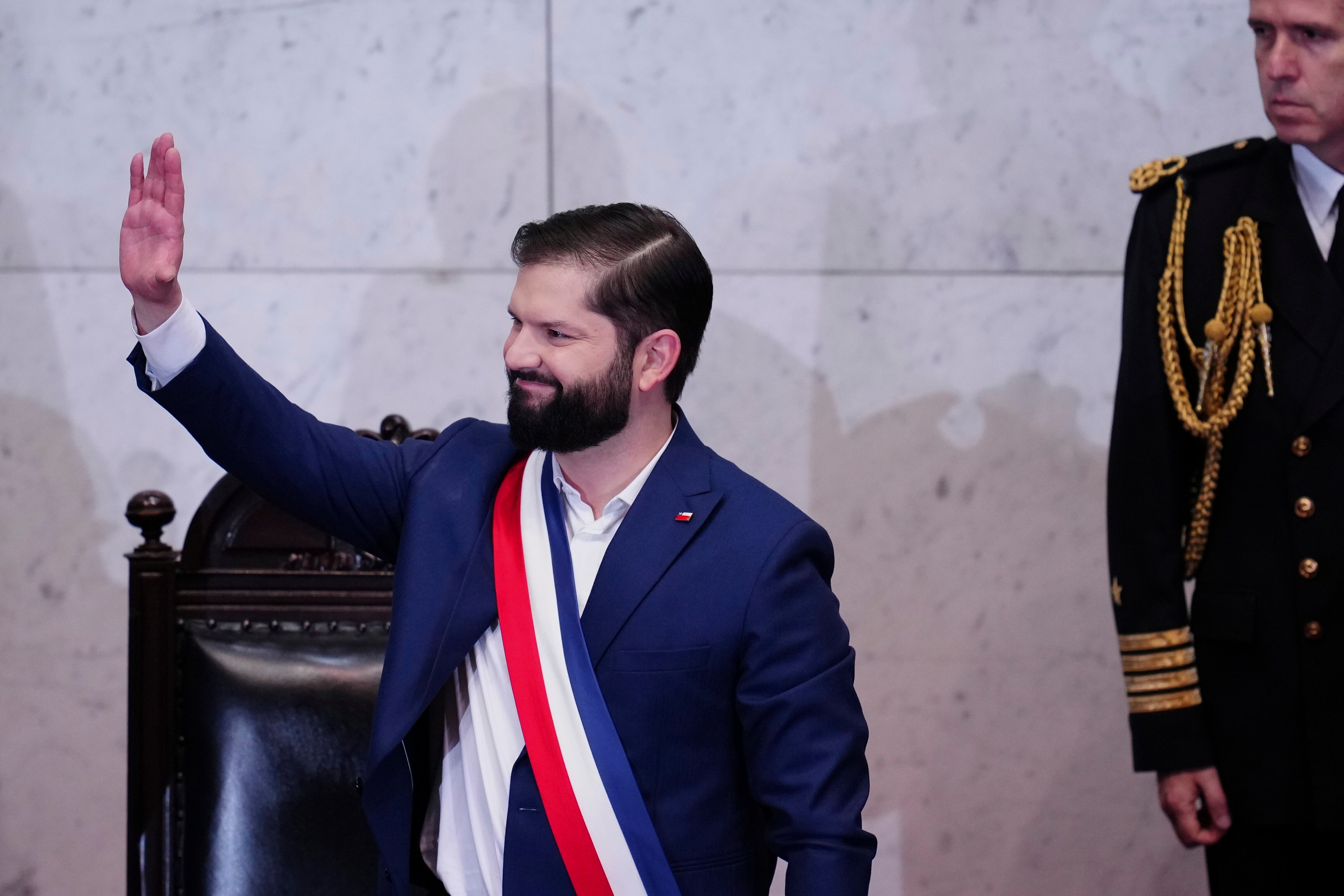 El presidente chileno Gabriel Boric saluda antes de pronunciar su último discurso anual de mandato en el Congreso Nacional en Valparaíso, Chile, el domingo 1 de junio de 2025. (Foto AP/Esteban Félix)