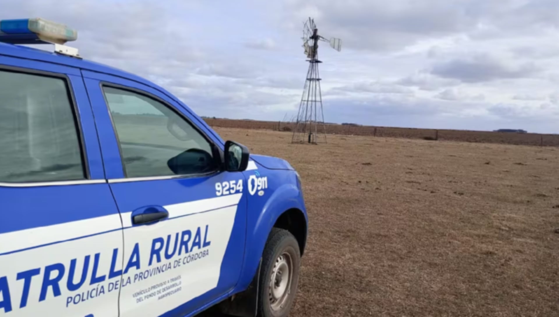 Una camioneta de Patrulla Rural de la Policía de Córdoba en un campo seco donde se investiga el hallazgo del cuerpo de un joven con una herida de arma de fuego. (El Doce.tv)