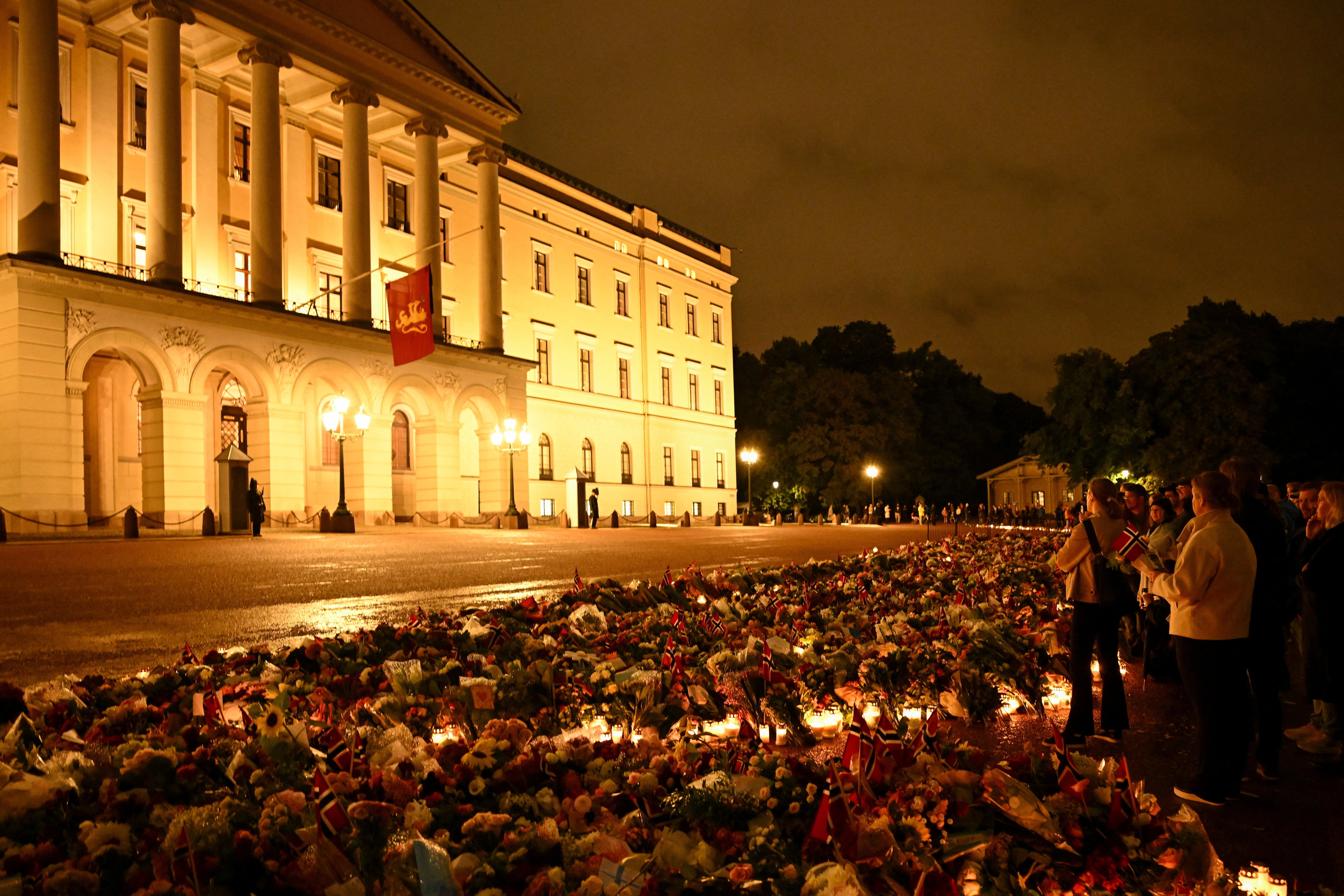 Varias personas se congregan para presentar sus respetos frente al Palacio Real tras el fallecimiento del rey Harald de Noruega en Oslo, Noruega. 28 agosto 2026. REUTERS/Dylan Martínez
