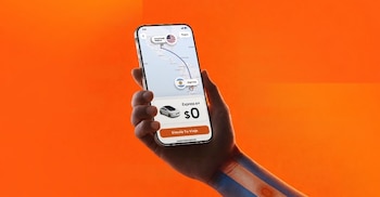 Mano con bandera argentina en el brazo sostiene un smartphone. La pantalla muestra una app de viaje con ruta USA-Argentina, ícono de coche y precio $0