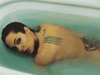 Cerca de su omóplato izquierdo,