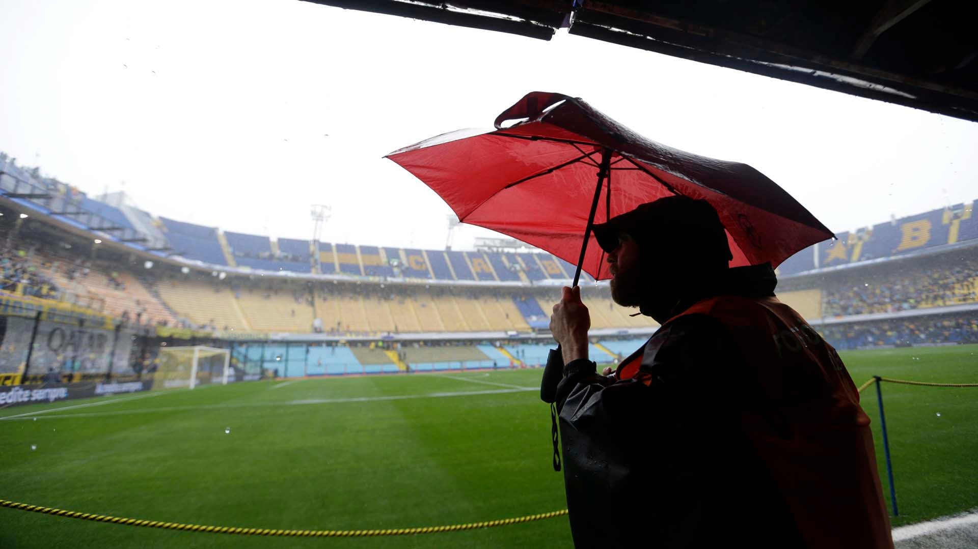 Las tormentas previstas para el viernes, con vientos y lluvias intensas, generaron preocupación entre los organizadores del partido (AP Photo/Natacha Pisarenko)