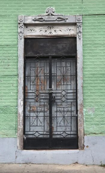 Puerta de madera y herrería