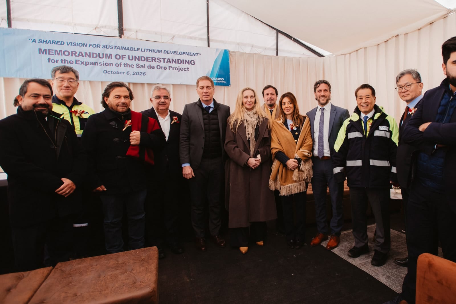 Karina Milei, Diego Santilli, Gustavo Sáenz y Raúl Jalil encabezaron la inauguración de la planta, junto a representantes de la empresa POSCO.