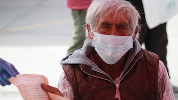 “No hay pretextos para no acudir a la vacunación”: adulto mayor presentó fe de bautismo para recibir dosis contra COVID-19