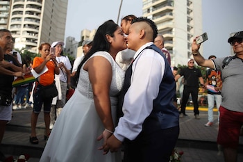Colectivos LGTBI+ realizan una matrimonio simbólico este miércoles para denunciar la homofobia y reivindicar que el matrimonio homosexual es ilegal en el país, en Lima (Perú). EFE/ Paolo Aguilar
