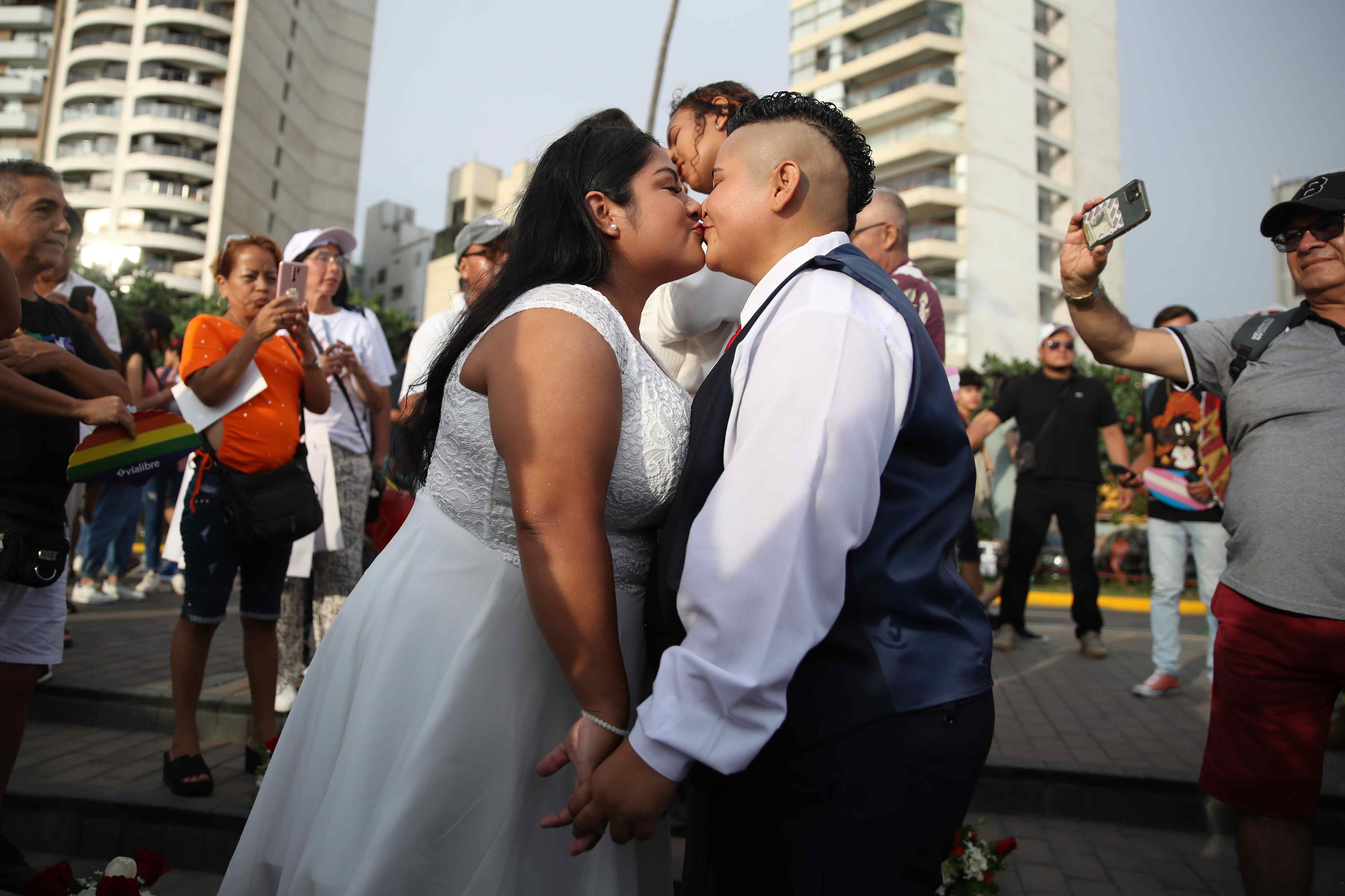 Colectivos LGTBI+ realizan una matrimonio simbólico este miércoles para denunciar la homofobia y reivindicar que el matrimonio homosexual es ilegal en el país, en Lima (Perú). EFE/ Paolo Aguilar