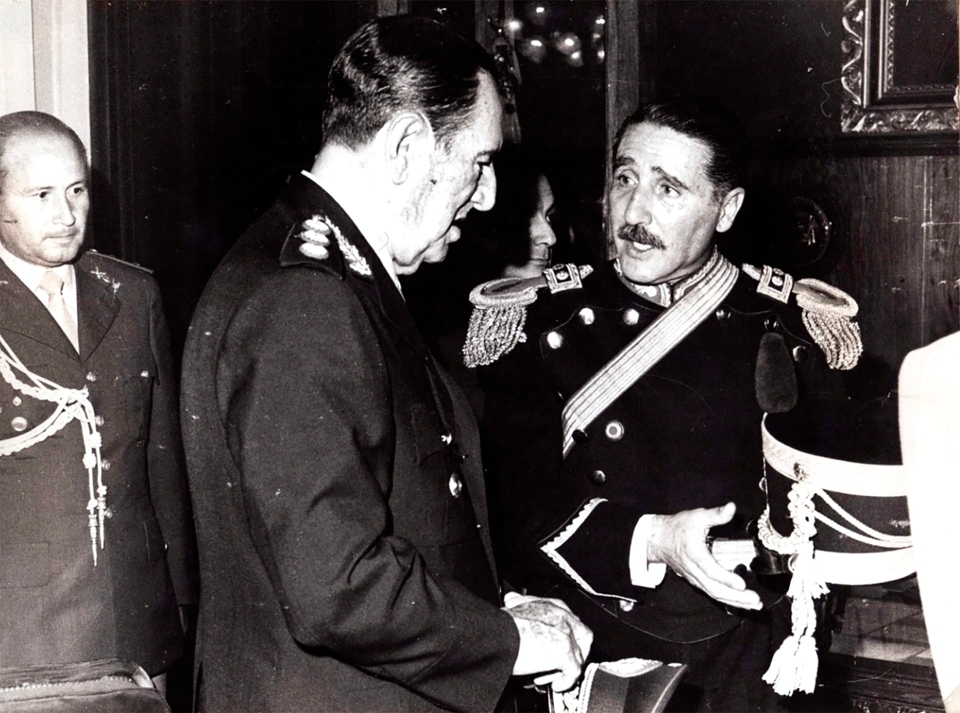 El teniente general Perón conversa con el coronel Vicente Damasco, jefe de Granaderos a Caballo. Poco después, sería nombrado Ministro del Interior por Isabel Perón