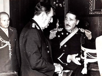 El teniente general Perón conversa con el coronel Vicente Damasco, jefe de Granaderos a Caballo. Poco después, sería nombrado Ministro del Interior por Isabel Perón