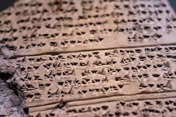 Tablilla de arcilla con escritura cuneiforme. (Freepik)