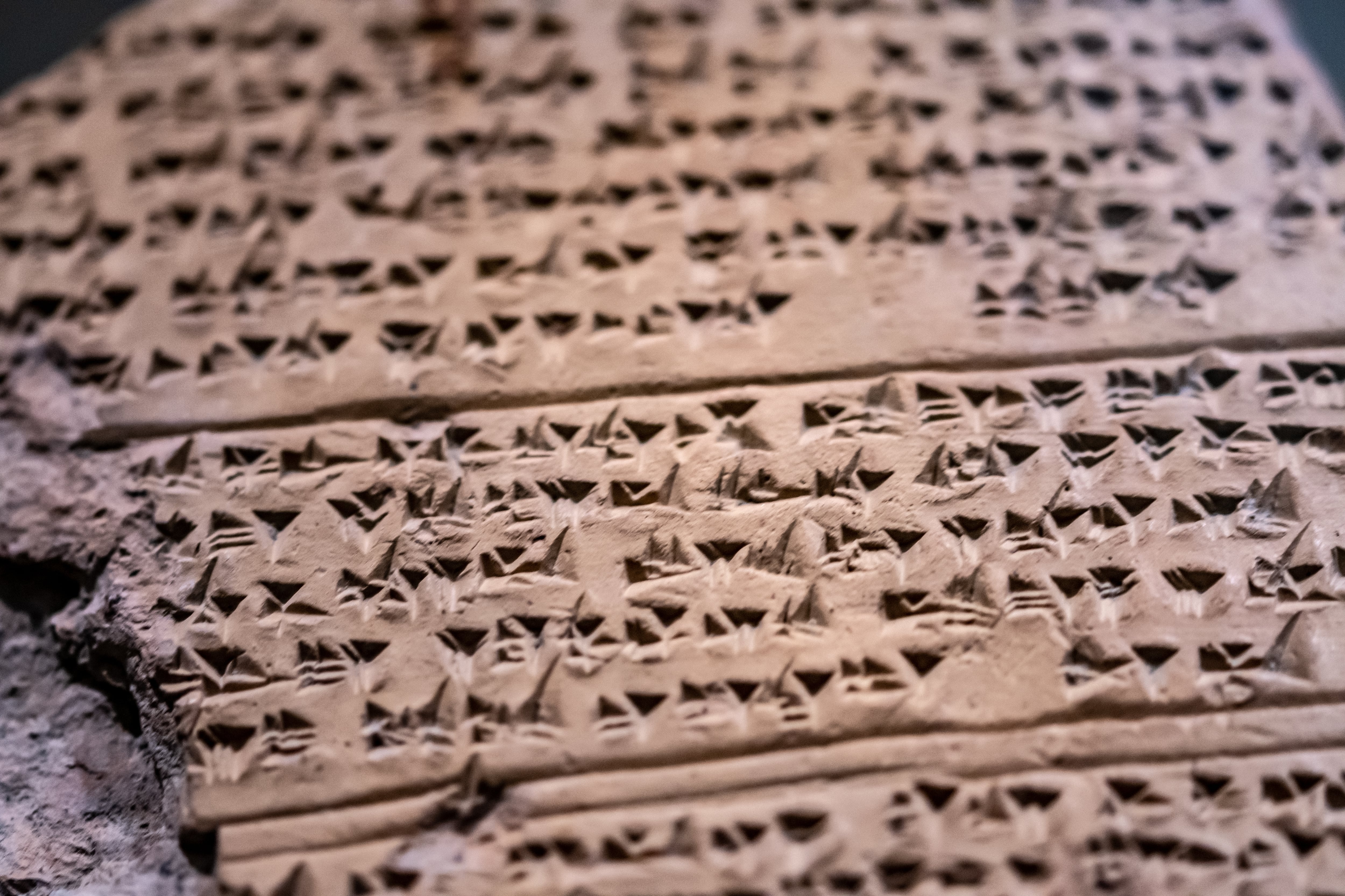 Tablilla de arcilla con escritura cuneiforme sumeria (Freepik)