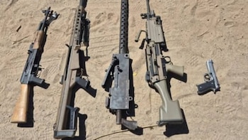 Parte de las armas aseguradas tras el enfrentamiento. Crédito: SSP Sinaloa