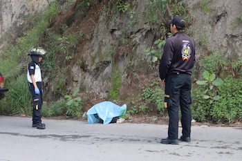 Los Bomberos Voluntarios localizaron el cadáver de una persona envuelto en bolsas plásticas a la orilla de una carretera en Santa Cruz Chinautla.