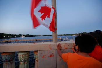 Varias banderas canadienses se colgaron