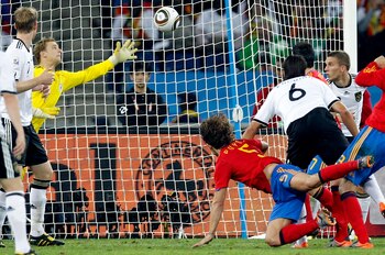 El defensa español Carles Puyol (c) consigue batir al portero aleman Manuel Neuer (iz) en el partido de la semifinal del Mundial de Sudáfrica en del Durban Stadium .EFE/Juan Carlos Cárdenas/Archivo